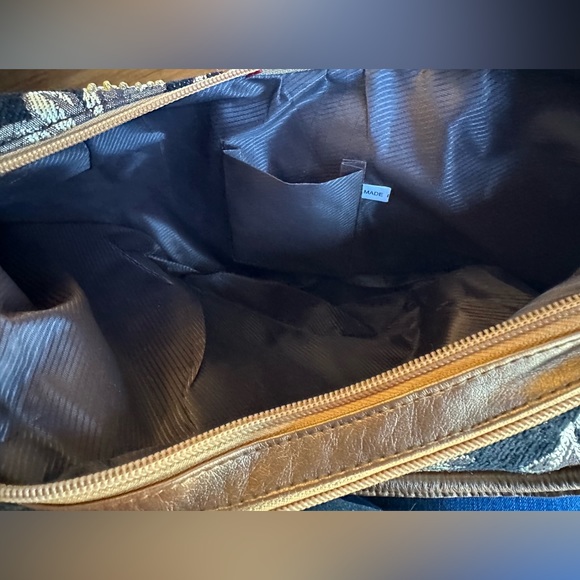 Gorgeous shoulder carpet bag! One bag, two looks! Two parallel top zippe… - Picture 6 of 7